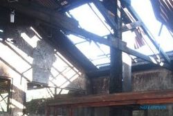 Atap pabrik terbakar