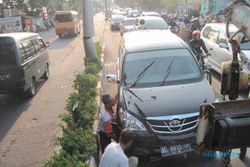 MOBIL MENABRAK TIANG LISTRIK DI JATEN, KARANGNYAR