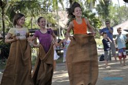 Wisatawan asing ikut Agustusan di Bali