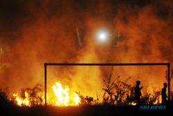 Lahan tebu di Colomadu terbakar, pemadam kebakaran dikerahkan jinakkan api
