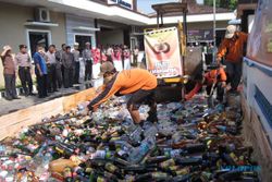  Polres Karanganyar musnahkan ribuan botol Miras