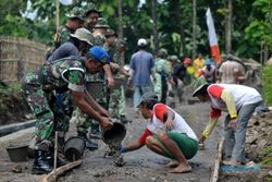 KARYA BHAKTI TNI : Kodim Gunungkidul Bantu Warga Ngrombo Karangmojo Bangun Jalan