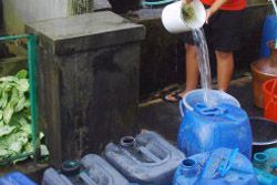 Warga Brungkah krisis air bersih
