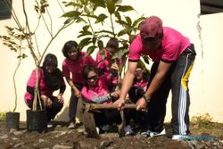 Anggota Bhayangkari Polres Sragen gelar aksi penanaman  pohon