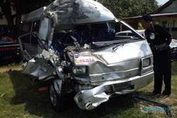 Mobil travel seruduk truk, 1 tewas, 4 WNA cedera