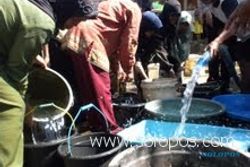 Ratusan warga Masaran berebut air bersih