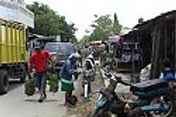 Pedagang Pasar Tuban bongkar kios