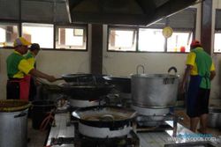 Di dapur Asrama Haji Donohudan setiap hari 1 ton beras dan 2,5 kuintal daging dimasak