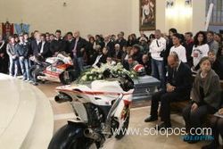  Ribuan orang hadiri pemakaman Simoncelli