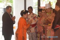 Antre dari pagi, warga kecewa tak dapat lihat pengantin