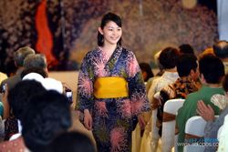 BULE MENGAJAR : Mengajar Berpakaian Kimono, Bule Jepang Beri Contoh Kebanggaan Budaya Lokal