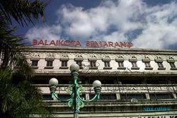 TATA KOTA SEMARANG : Pejabat: "Mosok" Belakang Balai Kota Semarang Kumuh?