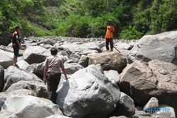  Material batu ancam aliri Kali Gandul