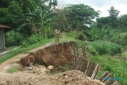   Tanggul longsor ancam pemukiman di Pondok