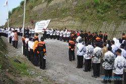 Ratusan guru gelar upacara di Dam Kali Apu