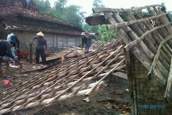  Diterjang puting beliung 14 rumah di Mangunrejo roboh