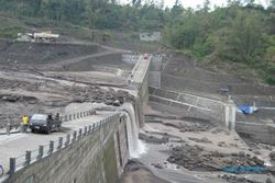 Lahar dingin datang, warga ronda malam