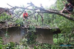 Angin puting beliung rusakkan belasan rumah warga Mojogedang