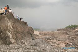 Tanggul pengaman lahar di Kali Gendol terkikis