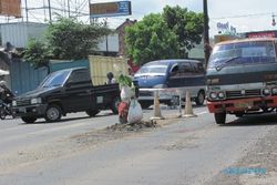 Jalan Jogja-Solo rusak, warga tanam pohon pisang