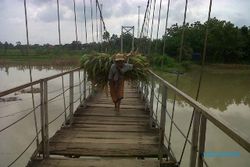 JEMBATAN BAWU: Warga Swadaya Perpanjang Jembatan