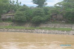 12 Rumah di Bantaran Sungai Mungkung Terancam Ambrol