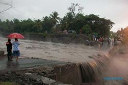 Hujan lebat di puncak Merapi, semua jembatan sabo dam Kali Gendol tertutup lahar