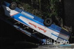 Kecelakaan BUS SUMBER KENCONO: Jatuh Ke Sungai, Dua Tewas