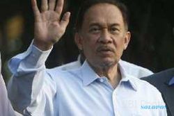ANWAR IBRAHIM: Mobil Anwar Ibrahim Dirusak 