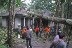 BENCANA ANGIN RIBUT: Puluhan Rumah Rusak Disapu Angin Ribut