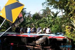 LAKA BUS: Rem Blong, Rukun Sayur Tabrak Motor 1 Tewas