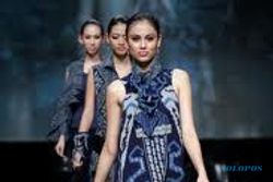25 Desainer Meriahkan Hari Pertama Indonesia FASHION WEEK 2012