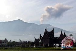 GUNUNG MARAPI MELETUS : Abu Vulkanis Marapi dan Kabut Asap Cemari Padang Panjang