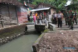 KARYA BAKTI TNI: Personel TNI Bangun Talud dan Jembatan di Pajang