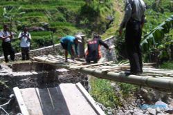 JEMBATAN AMBROL: Diterjang Banjir, Jembatan Ngargoyoso Ambrol