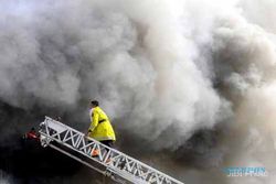 KEBAKARAN TOKO: Kebakaran Meluas Lalap 4 Ruko, Kerugian Ditaksir Miliaran Rupiah