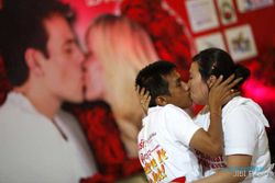 HARI VALENTINE: Tujuh Pasangan Coba Pecahkan Rekor Berciuman Terlama