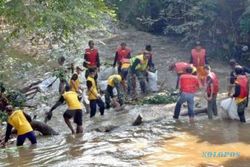 HARI AIR SEDUNIA: Puluhan Mahasiswa Kerja Bakti Bersihkan Sungai