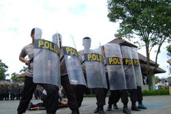 PEMILU 2014 : Dibubarkan Paksa Polisi, Motor Simpatisan PKB Masuk Parit