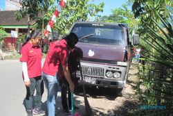   PEMBAGIAN SEMBAKO: SMAN 7 Solo Bagi Sembako dan Bersihkan Lingkungan