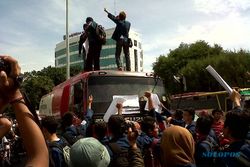 DEMO BBM:  Mahasiswa Semarang Sandera Truk Tangki
