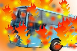 BUS TERBAKAR: Diduga Konsleting, Bus Sumba Putra Terbakar