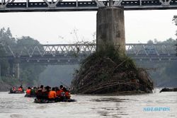 BUNUH DIRI KARANGANYAR : Jasad Warga Ciamis yang Lompat dari Jembatan Jurug Ditemukan