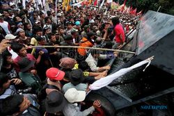 DEMO BBM: Demo di DPR Memanas, Massa Paksa Buka Gerbang Utama