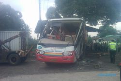   BUS ROSALIA TERGULING di Jalur Solo-Semarang,22 Orang Luka 