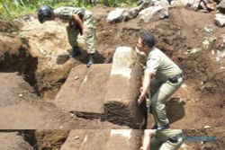 BATU UNIK: Warga Temukan Batu Diduga Benda Bersejarah di Pulisen
