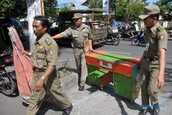 PENERTIBAN PKL: Satpol PP Tertibkan PKL di Jalan Protokol