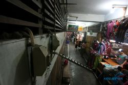 PASAR TRADISIONAL SEMARANG : PLN Tak Berani Putus Listrik Pasar Kobong