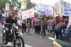 DEMO PILKADES: Demo Tuntut Pilkades Ulang Berakhir Bentrok