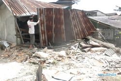 KECELAKAAN LALU LINTAS: Truk Tronton Seruduk Tiga Warung